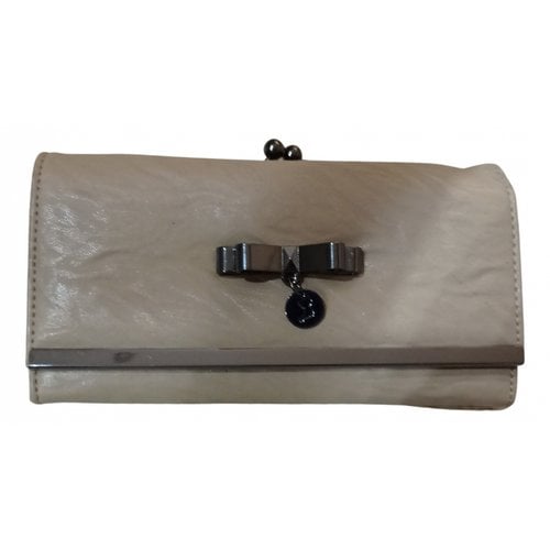 Pre-owned A Piece Of Chic Leather Clutch Bag In Beige