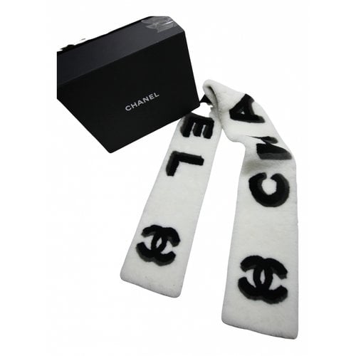 Pre-owned Chanel Shearling Scarf In White