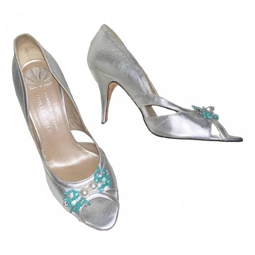 Pre-owned Kenneth Jay Lane Leather Heels In Silver