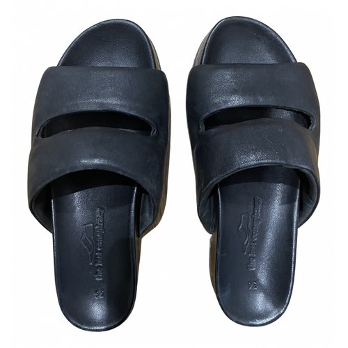 Pre-owned The Last Conspiracy Leather Flip Flops In Black