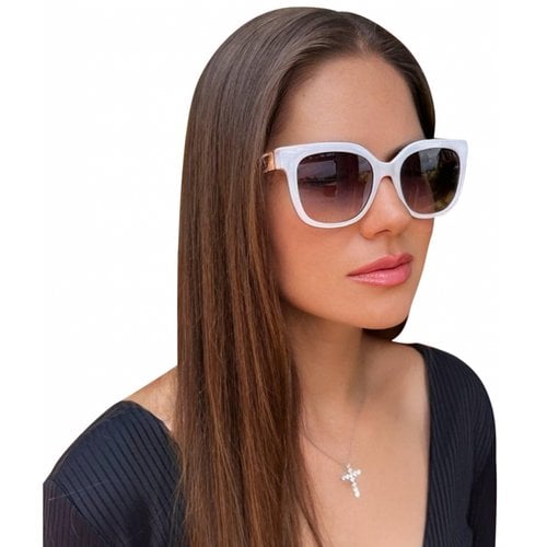Pre-owned Guess Sunglasses In White