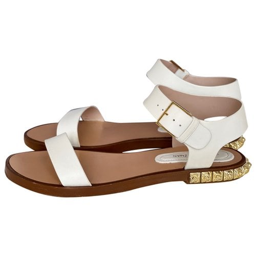 Pre-owned Stuart Weitzman Sandals In White