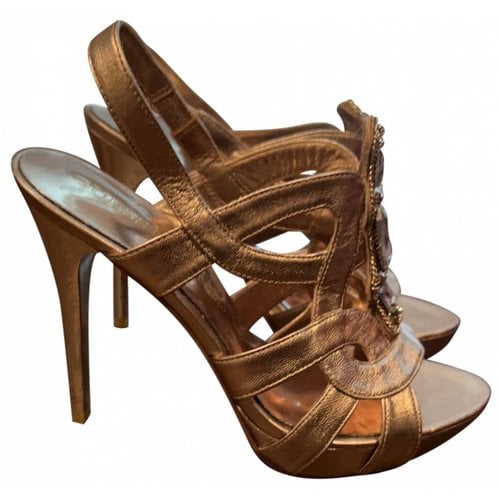 Pre-owned Guess Heels In Gold