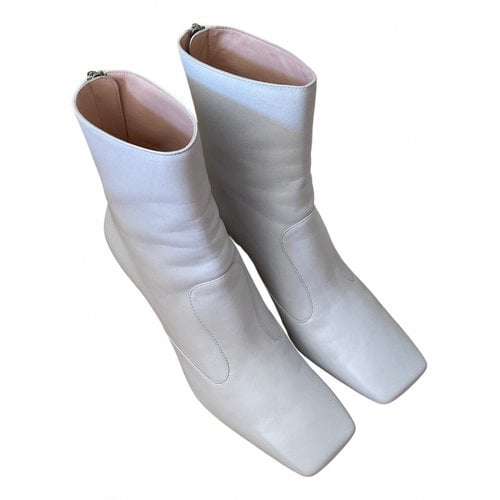 Pre-owned Fendi Leather Ankle Boots In White