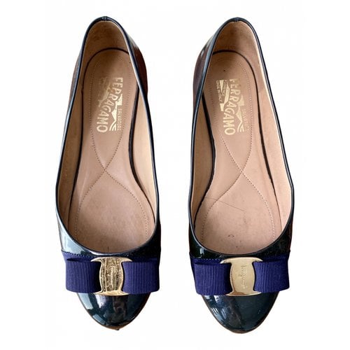 Pre-owned Ferragamo Vara Patent Leather Ballet Flats In Navy