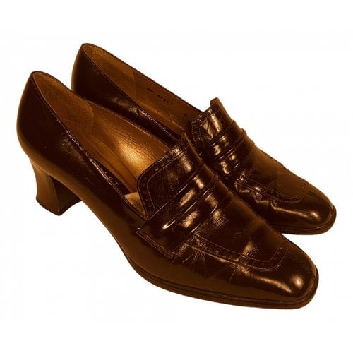 Pre-owned Stuart Weitzman Leather Flats In Brown