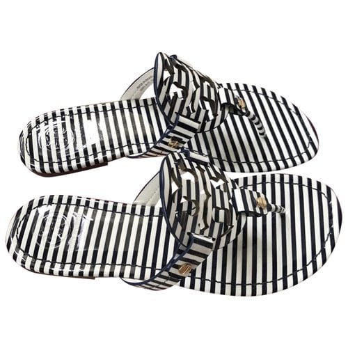 Pre-owned Tory Burch Patent Leather Flip Flops In White