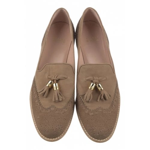 Pre-owned Stuart Weitzman Leather Flats In Camel