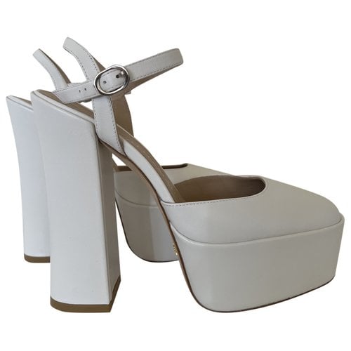 Pre-owned Stuart Weitzman Leather Heels In White