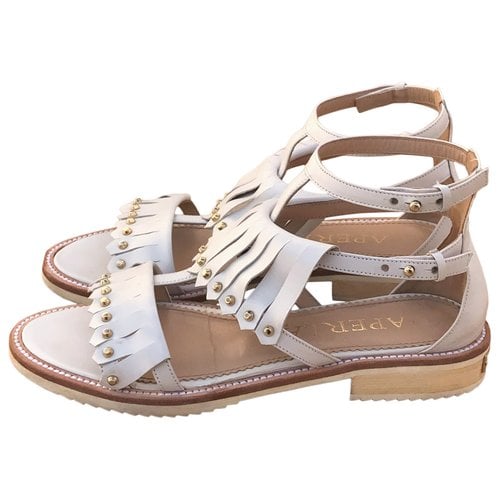 Pre-owned Aperlai Leather Sandal In White