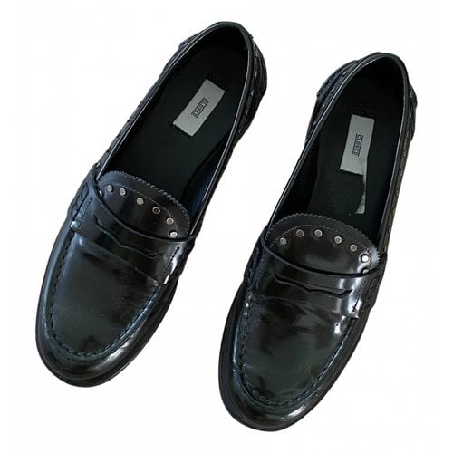 Pre-owned Closed Leather Flats In Black