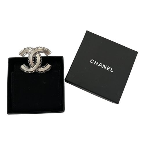 Pre-owned Chanel Cc Pin & Brooche In Silver
