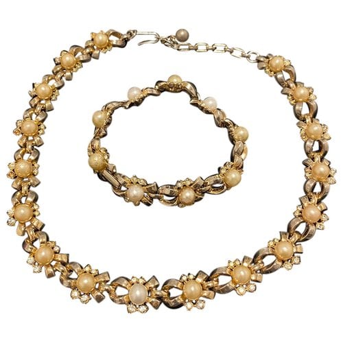 Pre-owned Trifari Jewellery Set In Gold
