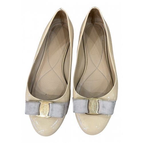 Pre-owned Ferragamo Vara Patent Leather Ballet Flats In Beige