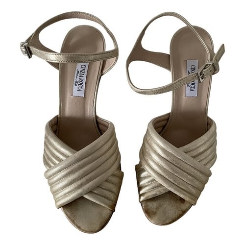 Pre-owned Cinzia Rocca Leather Sandals In Gold