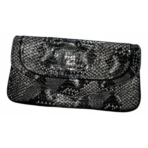 Pre-owned Guess Patent Leather Clutch Bag In Black