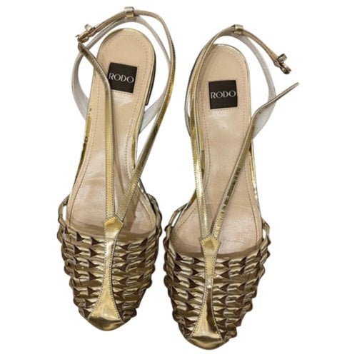 Pre-owned Rodo Patent Leather Sandals In Gold