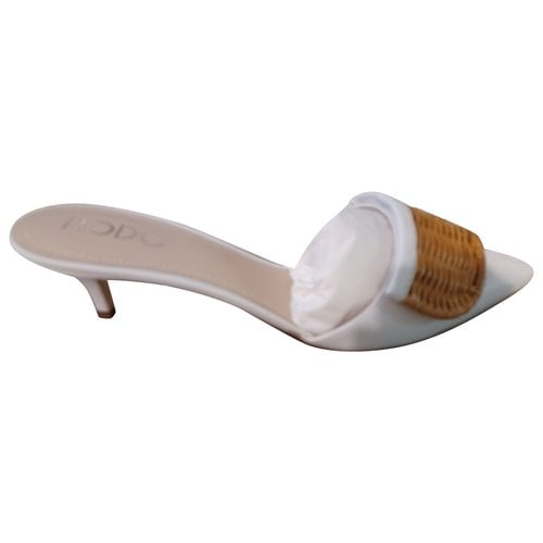 Pre-owned Rodo Leather Sandals In White