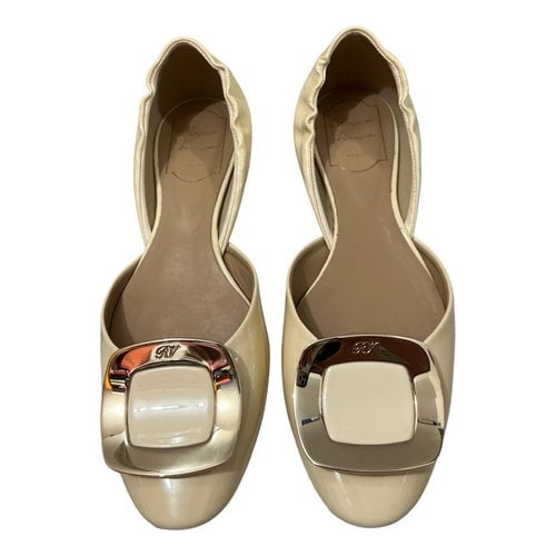 Pre-owned Roger Vivier Patent Leather Ballet Flats In Ecru
