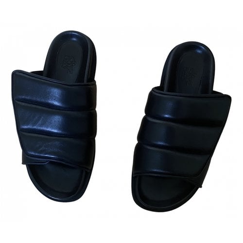 Pre-owned Gia Borghini Leather Flip Flops In Black