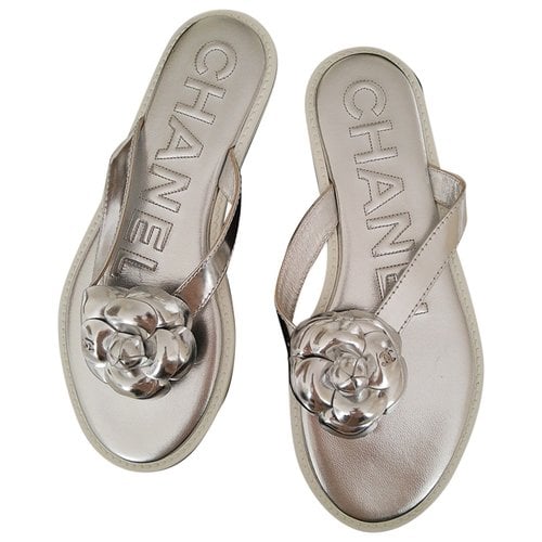 Pre-owned Chanel Leather Flip Flops In Silver