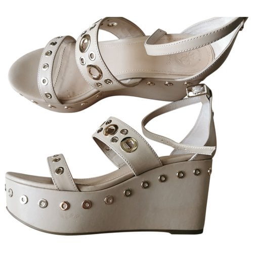 Pre-owned Guess Leather Sandal In Beige