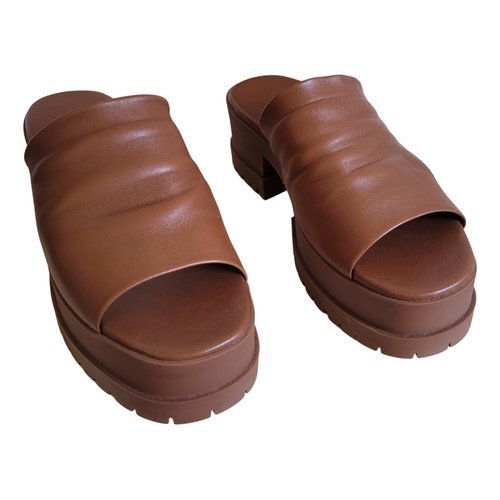 Pre-owned Robert Clergerie Leather Mules & Clogs In Camel