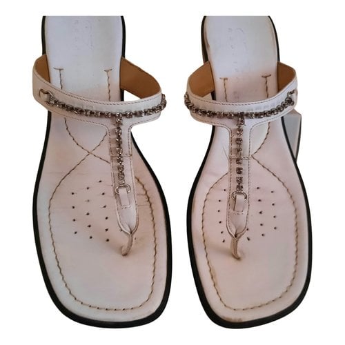 Pre-owned Geox Leather Flip Flops In White