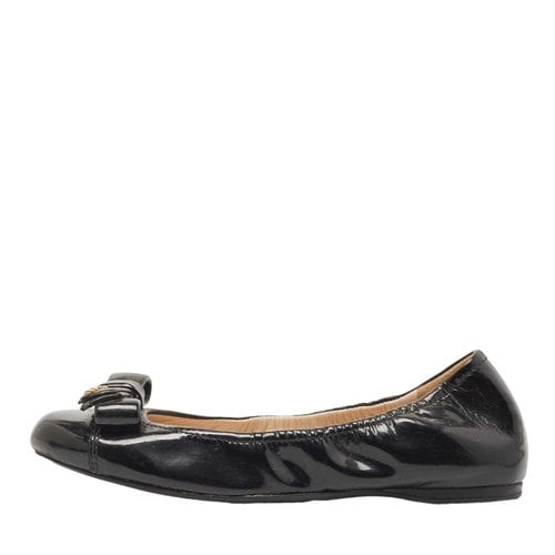 Pre-owned Prada Patent Leather Flats In Black