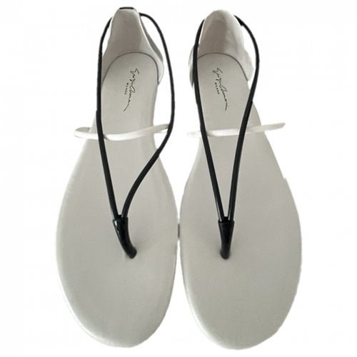 Pre-owned Giorgio Armani Leather Flip Flops In White