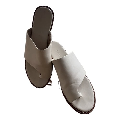 Pre-owned Charles David Leather Flip Flops In White