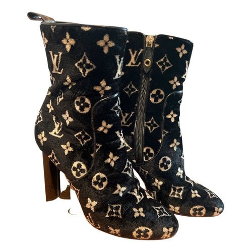 Pre-owned Louis Vuitton Silhouette Velvet Ankle Boots In Black