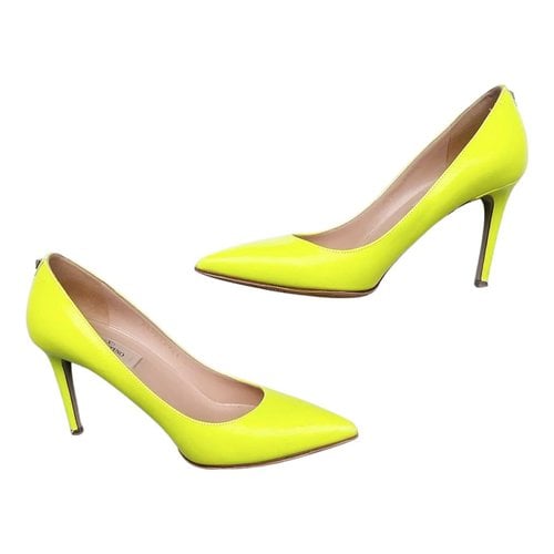 Pre-owned Valentino Garavani Leather Heels In Yellow