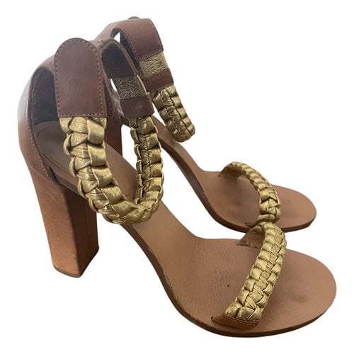 Pre-owned Chloé Leather Sandals In Gold