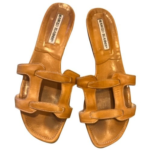 Pre-owned Manolo Blahnik Leather Flats In Camel