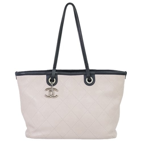 Pre-owned Chanel Leather Handbag In White