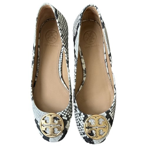 Pre-owned Tory Burch Leather Flats In Beige