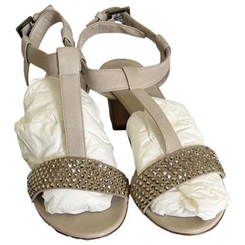 Pre-owned Rodo Leather Sandal In Beige