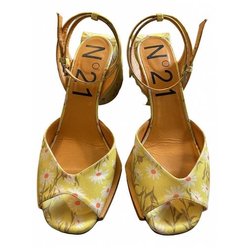 Pre-owned N°21 Leather Sandals In Yellow