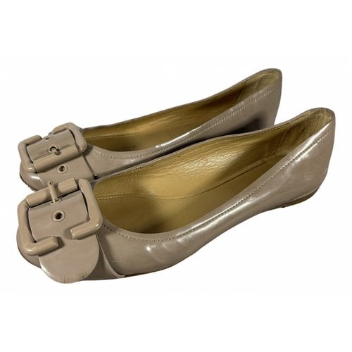 Pre-owned Chloé Patent Leather Ballet Flats In Beige