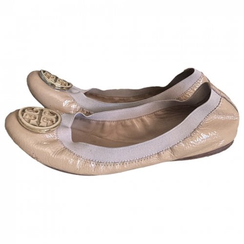 Pre-owned Tory Burch Patent Leather Flats In Khaki