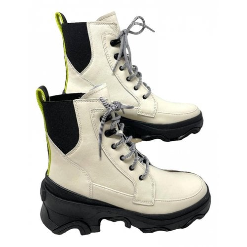 Pre-owned Sorel Leather Snow Boots In White