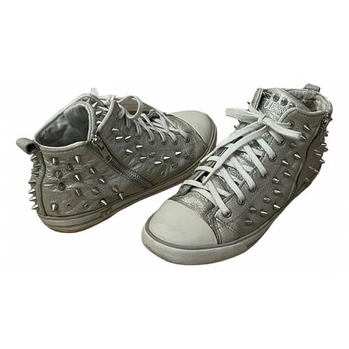 Pre-owned Guess Leather Trainers In Silver
