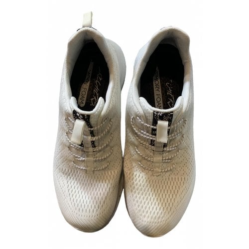 Pre-owned Skechers Cloth Trainers In White