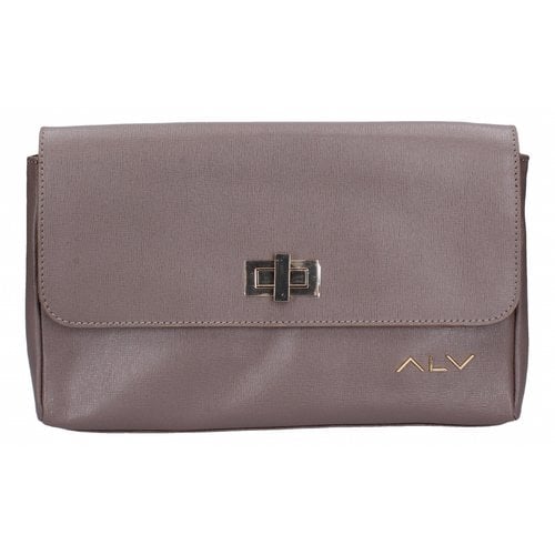 Pre-owned Alviero Martini Leather Clutch Bag In Beige