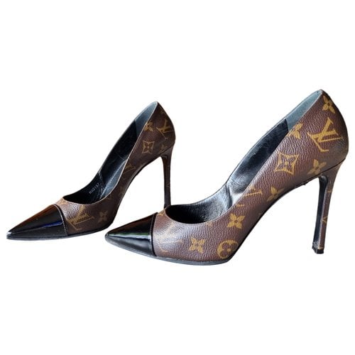 Pre-owned Louis Vuitton Chã©rie Leather Heels In Brown