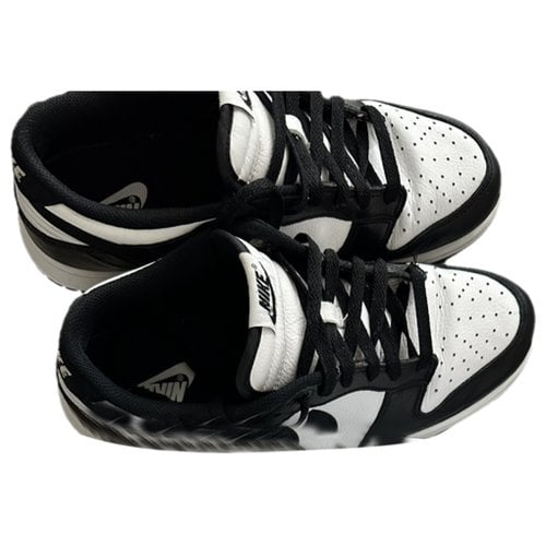 Pre-owned Nike Sb Dunk Low Leather Low Trainers In Black