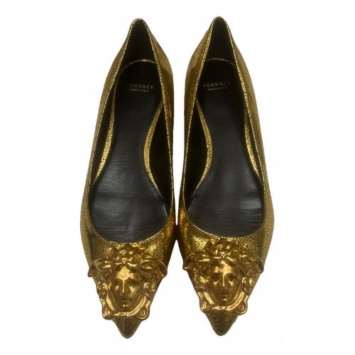 Pre-owned Versace Leather Flats In Gold