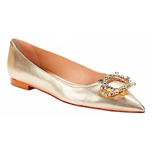 Pre-owned Stuart Weitzman Leather Flats In Gold