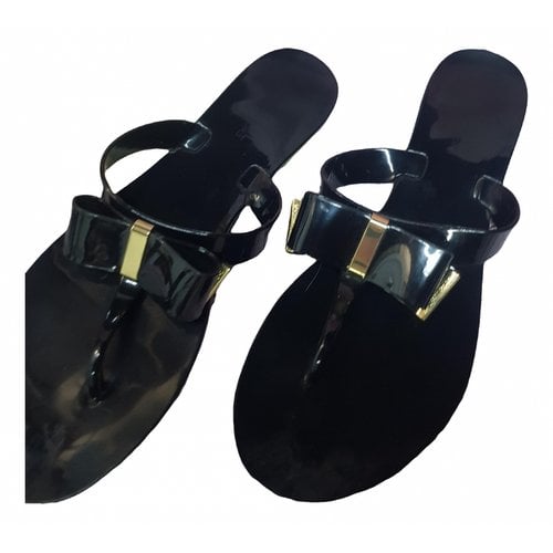 Pre-owned Michael Kors Patent Leather Flip Flops In Black